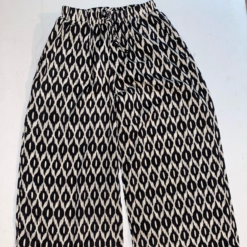 Women’s Black & White Printed Flow Pants
